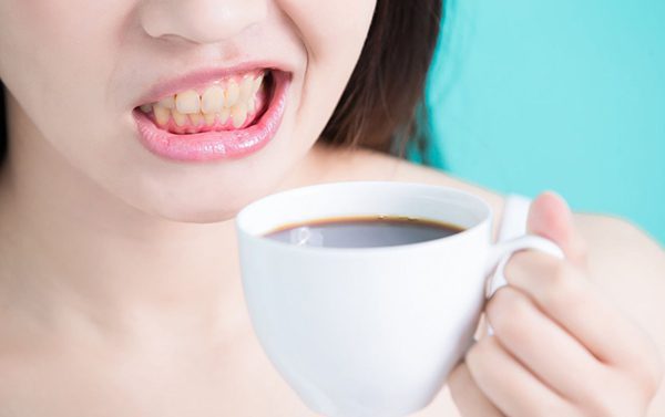 8 cibi e bevande che possono macchiare i tuoi denti