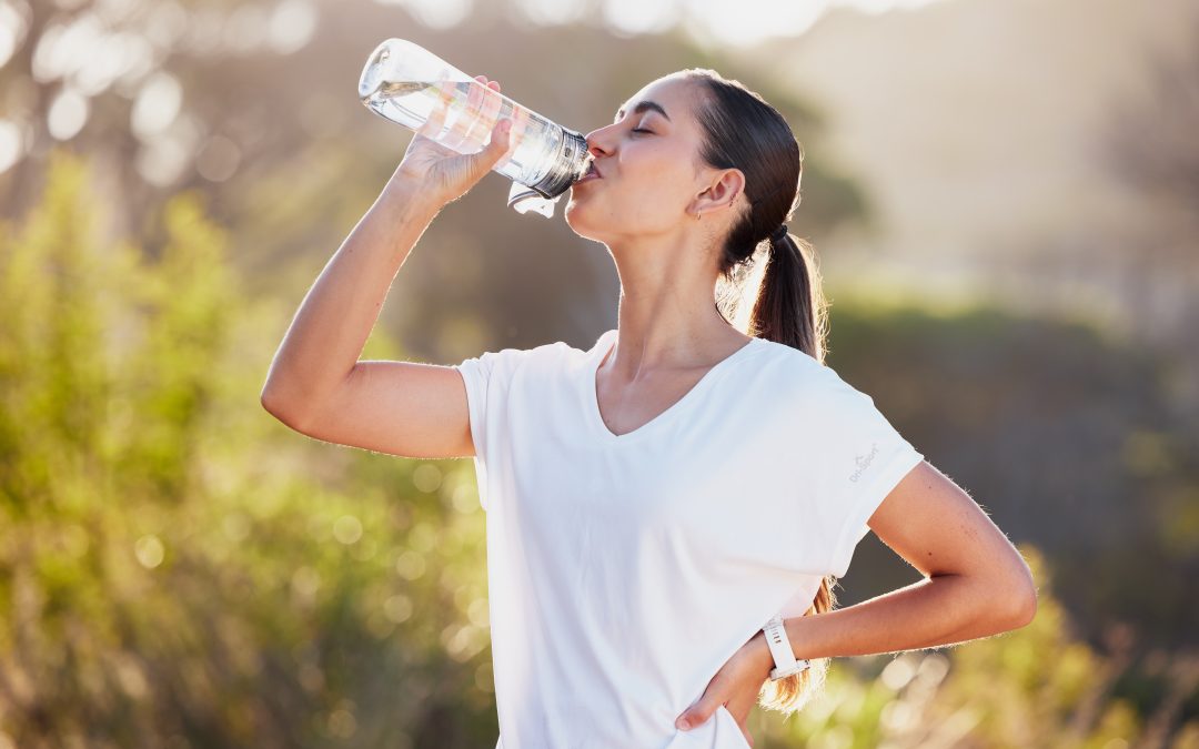 Bere acqua fa bene ai denti: idratazione e sorriso d’estate
